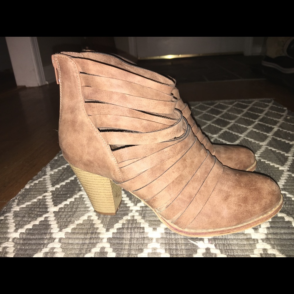 Lulus's MI IM  Booties Brown 8.5